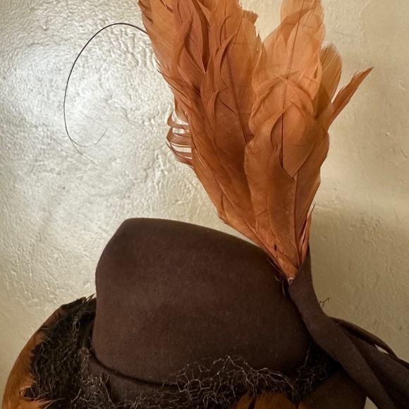 AMAZING 1940s\' BROWN FELT HAT - FEATHERED BRIM + TALL FEATHERS AND FELT STRIPS main image 10